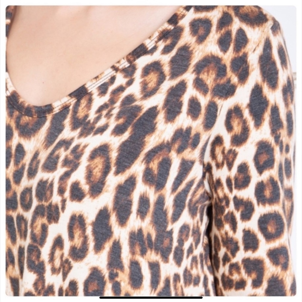 V/NECK LEOPARD TOP - Picture 7 of 8